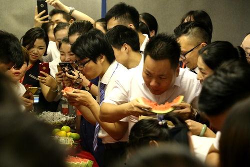 形容吃瓜群众成了主角,从旁观者到主角的华丽转身