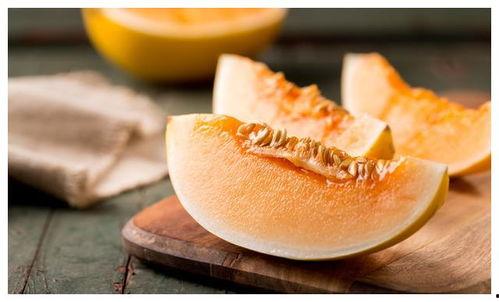 主人吃哈密瓜狗吃皮,主人享哈密瓜，狗狗啃皮趣闻录