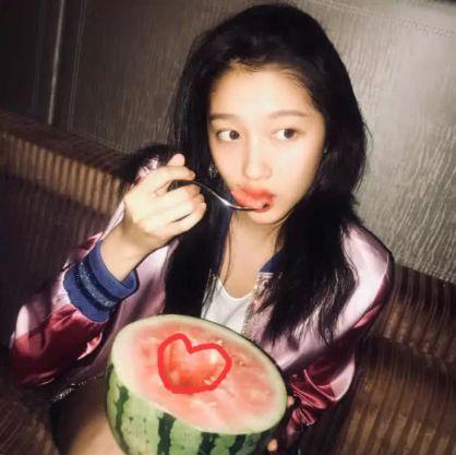 关晓彤吃瓜上线,揭秘娱乐圈幕后真相