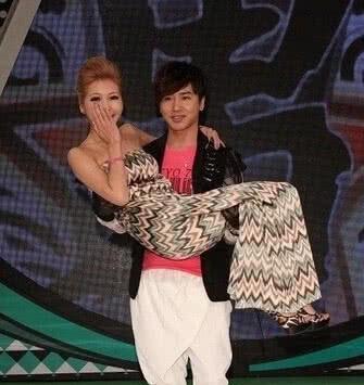 浮夸女粉丝吃瓜,揭秘娱乐圈背后的疯狂故事